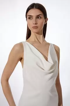 Fluid Tailored Cowl Neck Backless Maxi Dress offre à 245€ sur Karen Millen