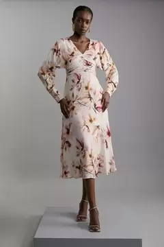 Abstract Floral Satin Crepe Woven Long Sleeve Midi Dress offre à 219€ sur Karen Millen