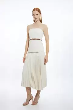 Tailored Crepe Bandeau Pleated Full Skirted Maxi Dress offre à 325€ sur Karen Millen