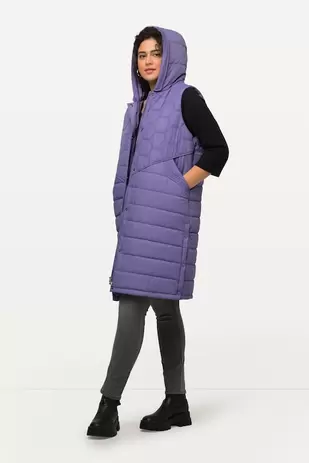 Veste longue matelassée HYPRAR, sans manches. Jeu de matelassages. Capuche et fermeture à glissière à double sens. offre à 63,99€ sur Ulla Popken