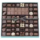 Boite chocolats assortis et tablette chocolat au lait 38% personnalisée offre à 57,4€ sur Jeff de Bruges